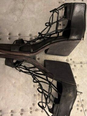LD TUTTLE STRAPPY HEELED SANDALS